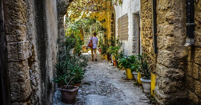 Voyager seule en France : 10 conseils sécurité pour un voyage serein