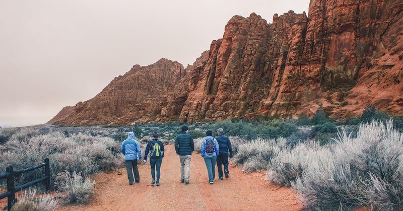 Rencontrer du monde en voyage solo : 7 astuces pour créer du lien facilement